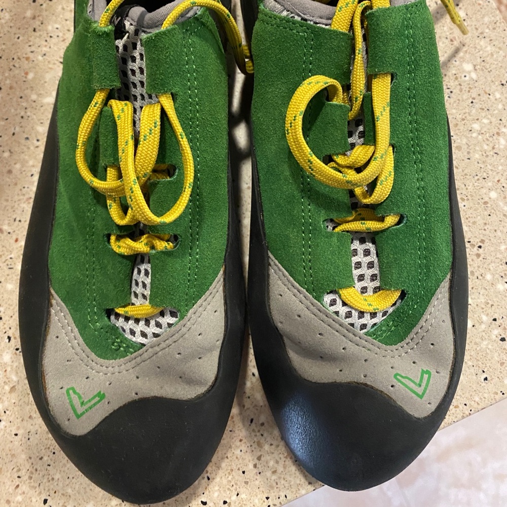Evolv Climbing Shoes EUC Women’s 9